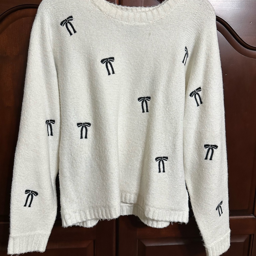 Elegant White Sweater with Navy blue Bow Accents